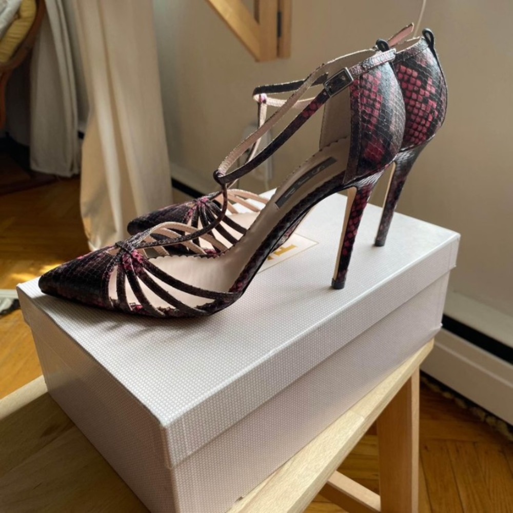 🩷LIMITED EDITION SJP Carrie T-Strap Leather Stiletto Pump Sandal in Pink Snake 8 - Picture 3 of 8